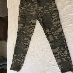 Trendy Camo cropped pants